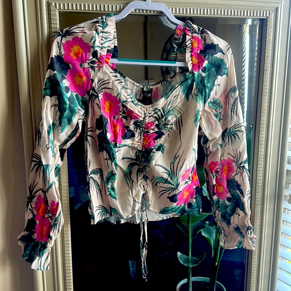*NEVER WORN* off the shoulder floral top 🚨Ladies let’s show a little shoulder🚨